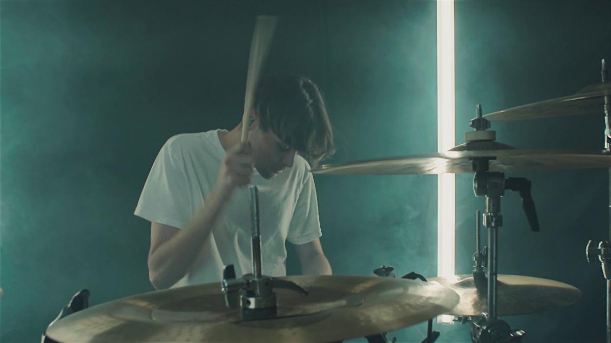 Regardez le batteur de Slaves jouer Bury A Lie