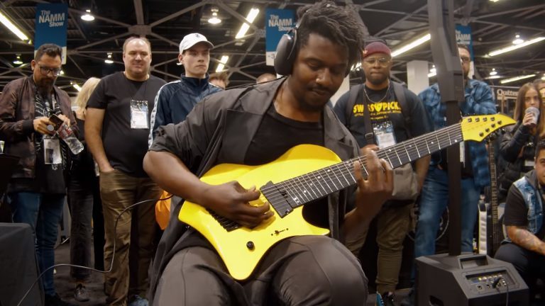 Tosin Abasi de Animals As Leaders domine sa guitare sur le stand de Neural DSP