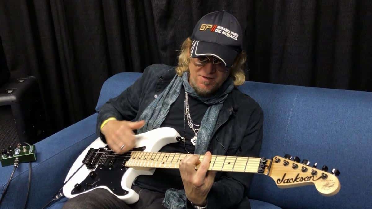 Adrian Smith de Iron Maiden dévoile la première chanson qu&rsquo;il a apprise à jouer à la guitare