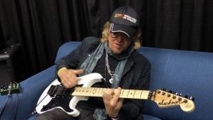Adrian Smith de Iron Maiden dévoile la première chanson qu&rsquo;il a apprise à jouer à la guitare