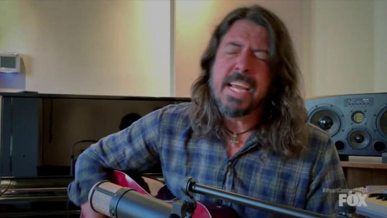 Dave Grohl nie les rumeurs selon lesquelles il serait sur le prochain album de Queens Of The Stone Age