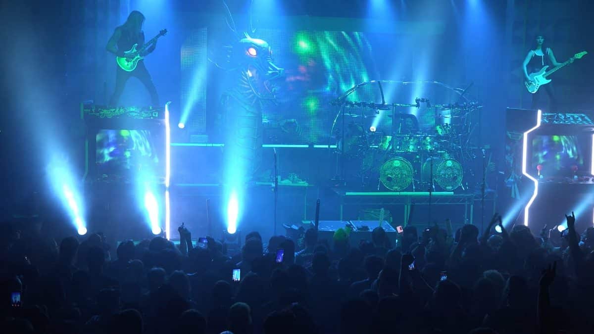 DragonForce joue son deuxième concert avec Aquiles Priester à la batterie