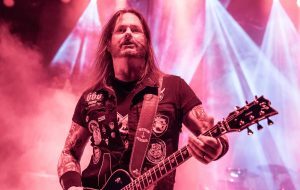 Gary Holt (Slayer, Exodus) raconte pourquoi il a décidé d&rsquo;arrêter de boire de l&rsquo;alcool : « Non, je n&rsquo;ai bu que quatre bières. Oui, quatre bières géantes à 12 % »
