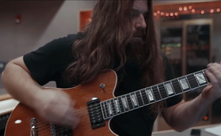 Regardez les guitaristes de Lamb Of God jouer Checkmate