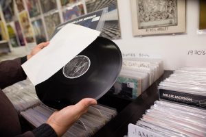 Amazon arrête temporairement de stocker des vinyles et des CDs à cause du coronavirus