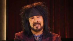 Nikki Sixx de Mötley Crüe dit que c’est “irresponsable” pour les groupes de monter sur scène “avec un ventre à bière”