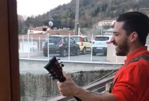 Un guitariste de Metal joue du Slayer depuis son balcon alors que l&rsquo;Italie est en quarantaine