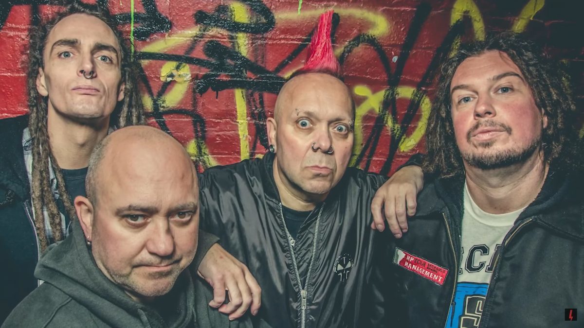 Le chanteur du groupe de punk rock The Exploited s’est effondré sur scène suite à une crise cardiaque