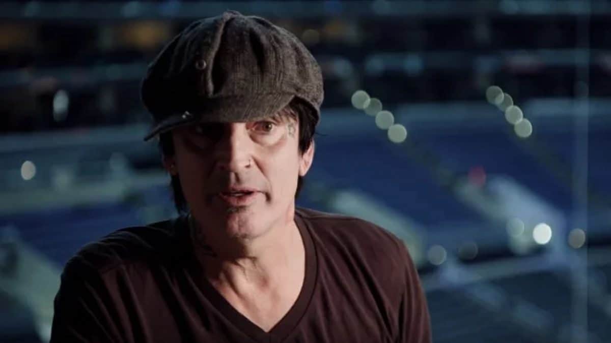 Tommy Lee de Mötley Crüe demande à ses fans de rester chez eux : « J&rsquo;ai des grands stades à remplir en juin »