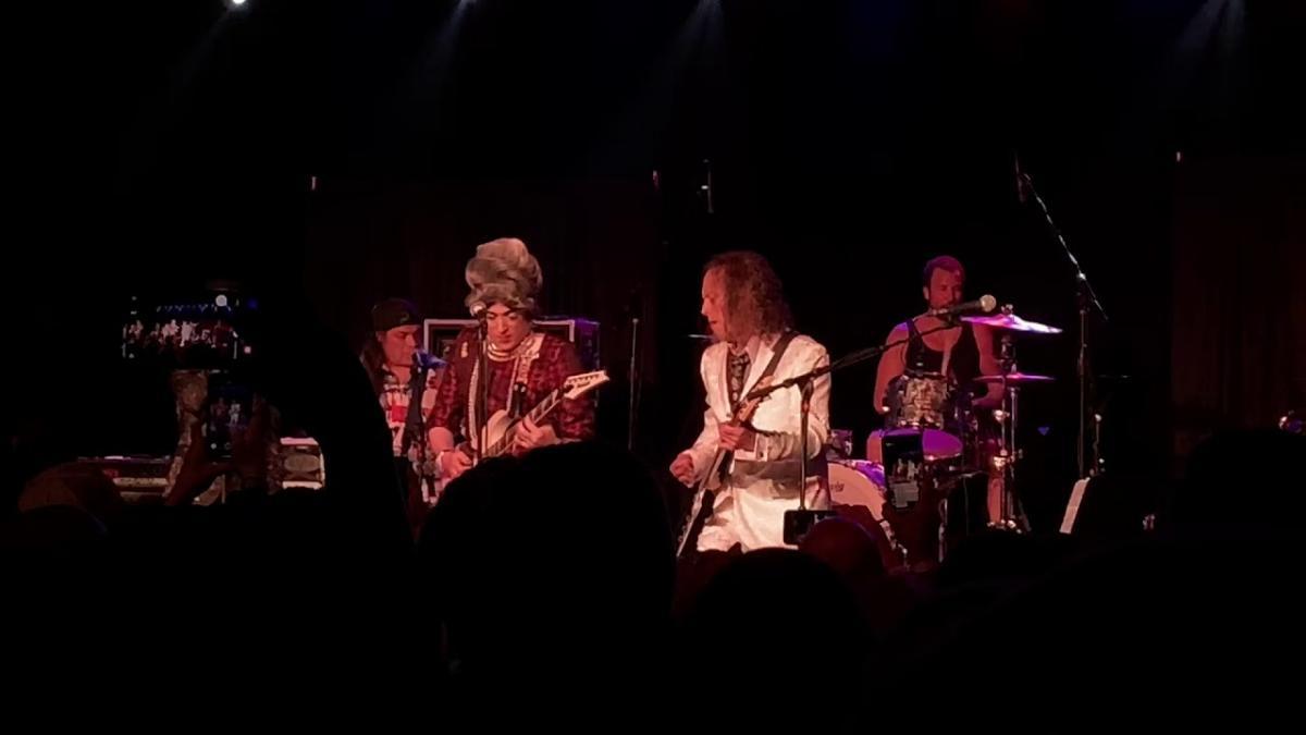 Regardez Kirk Hammett de Metallica perdre face à Mrs. Smith dans un combat de Wah Wah épique