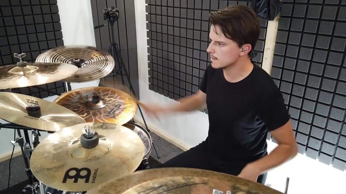 Regardez le batteur de Fractal Universe jouer Rising Oblivion !