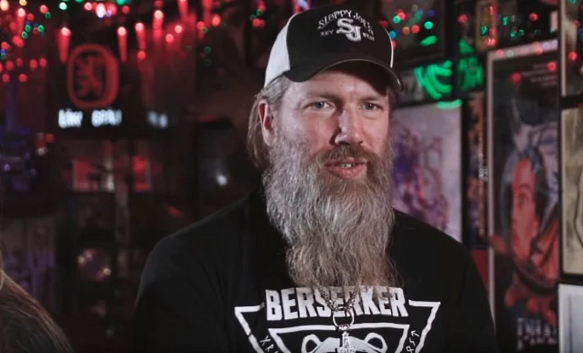 Le chanteur de Amon Amarth vous invite à un cours de yoga en ligne avec lui