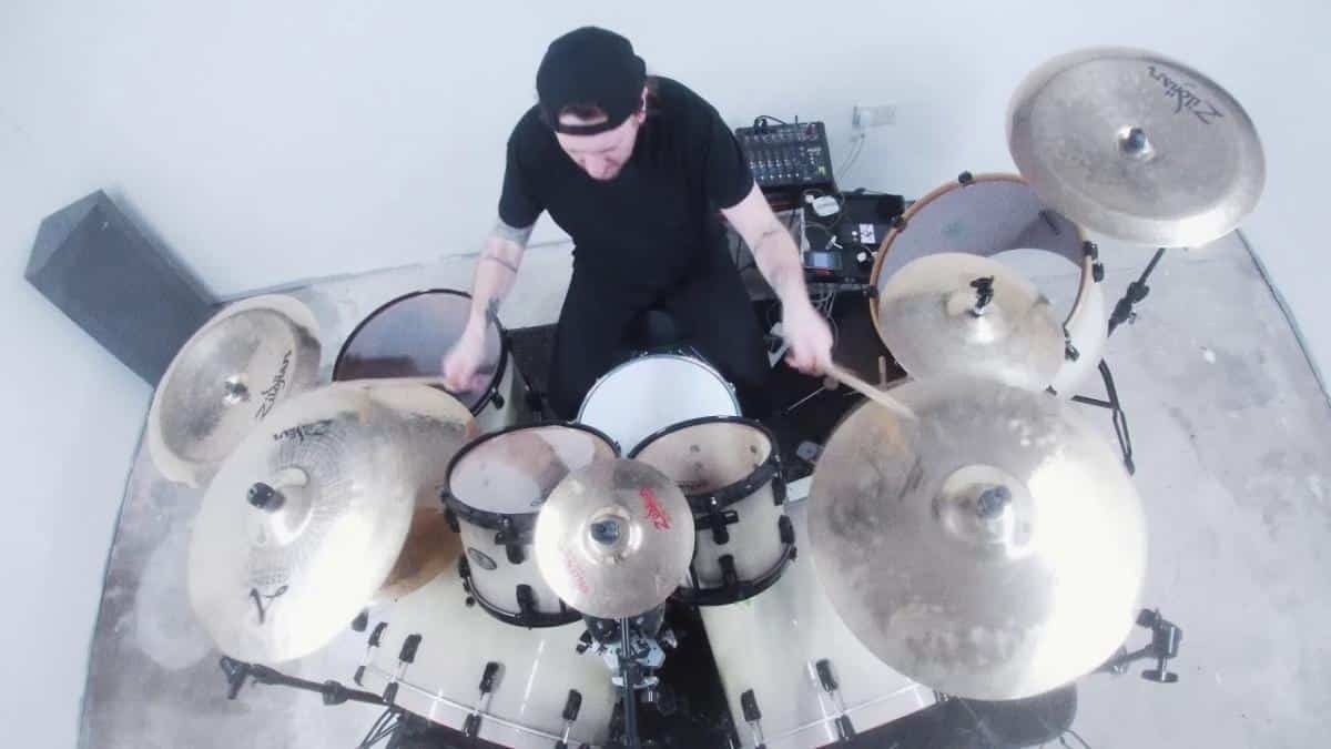 Kill The Lights partage un playthrough de Shed My Skin avec Michael « Moose » Thomas à la batterie