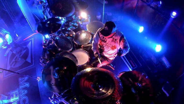 Regardez le batteur de Machine Head jouer None But My Own en live