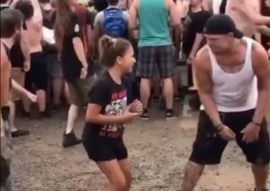 Des métalleux apprennent à une petite fille comment dominer le mosh pit