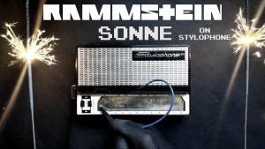 Sonne de Rammstein interprété sur un stylophone (avec un peu de pyro !)