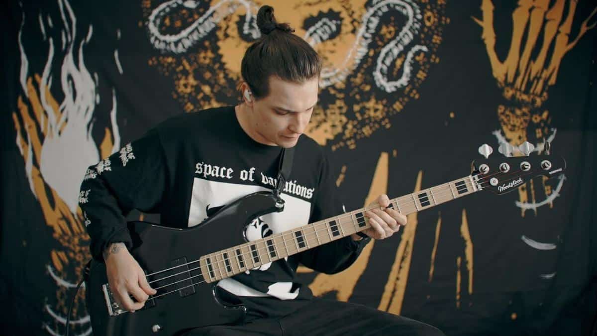 Regardez le bassiste de Space Of Variations jouer Razorblade