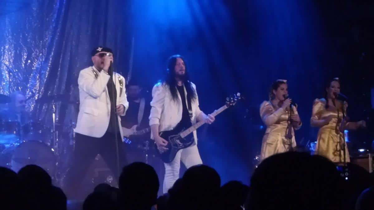 The Night Flight Orchestra diffuse un concert complet depuis une salle vide