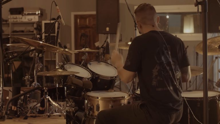 Regardez le batteur de Thy Art Is Murder dominer son kit !