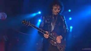 Tony Iommi de Black Sabbath met aux enchères une guitare signée pour lutter contre la pandémie de COVID-19