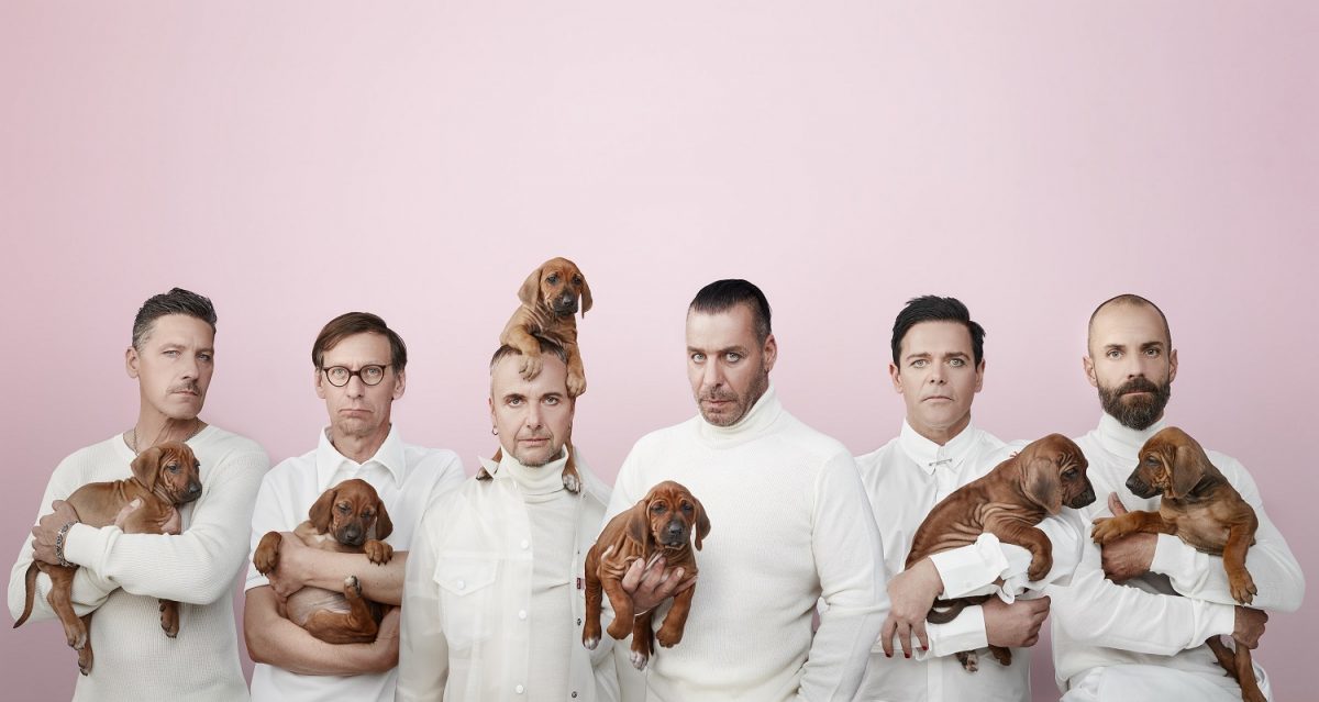 Rammstein fait équipe avec le designer de luxe Balenciaga pour une nouvelle ligne de produits dérivés hors de prix (1790 € pour un imperméable)