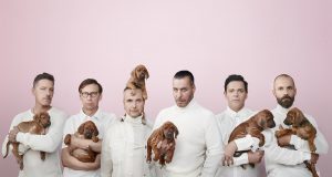 Rammstein fait équipe avec le designer de luxe Balenciaga pour une nouvelle ligne de produits dérivés hors de prix (1790 € pour un imperméable)