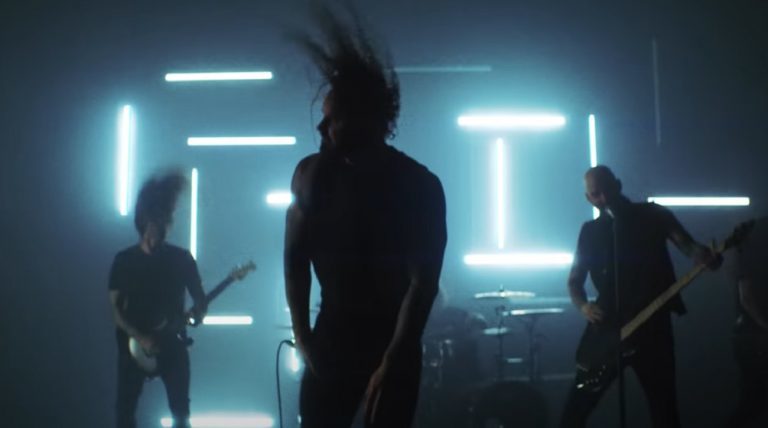 As I Lay Dying publie un clip vidéo énergique pour Torn Between