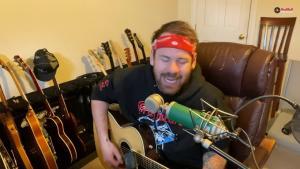 Caleb Shomo de Beartooth joue quelques chansons acoustiques pendant le confinement