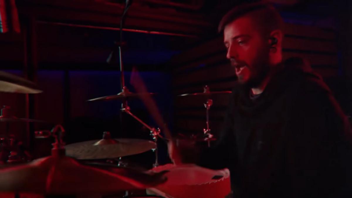 Regardez le batteur de Ice Nine Kills jouer Your Number&rsquo;s Up sur une « batterie pop-corn »