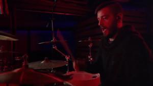 Regardez le batteur de Ice Nine Kills jouer Your Number&rsquo;s Up sur une « batterie pop-corn »