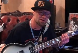 Ivan Moody de Five Finger Death Punch apprend à jouer de la guitare