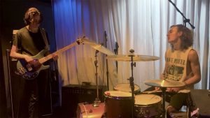 Regardez les fils de Lars Ulrich de Metallica faire une reprise de folie des Beatles