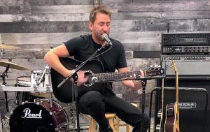 Regardez Nickelback jouer une version acoustique de How You Remind Me