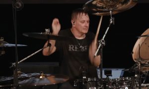 Regardez Ray Luzier de Korn jouer You’ll Never Find Me à la batterie