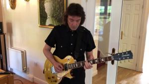 Genesis : Regardez Steve Hackett jouer le solo de guitare de Firth Of Fifth