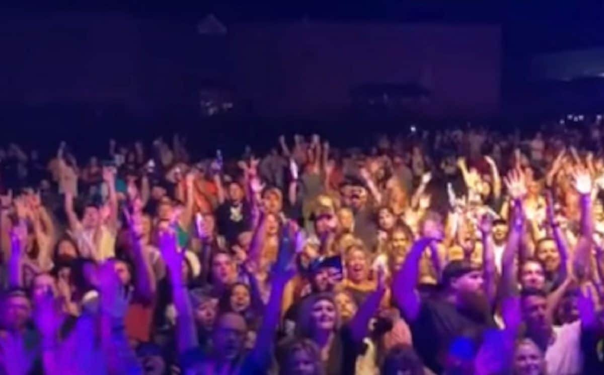 Des milliers de personnes assistent à un concert au Tennessee sans masque ni distance de sécurité