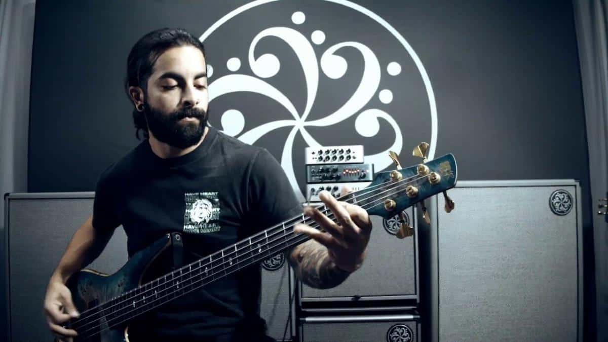 Regardez le bassiste de After The Burial jouer Berserker !
