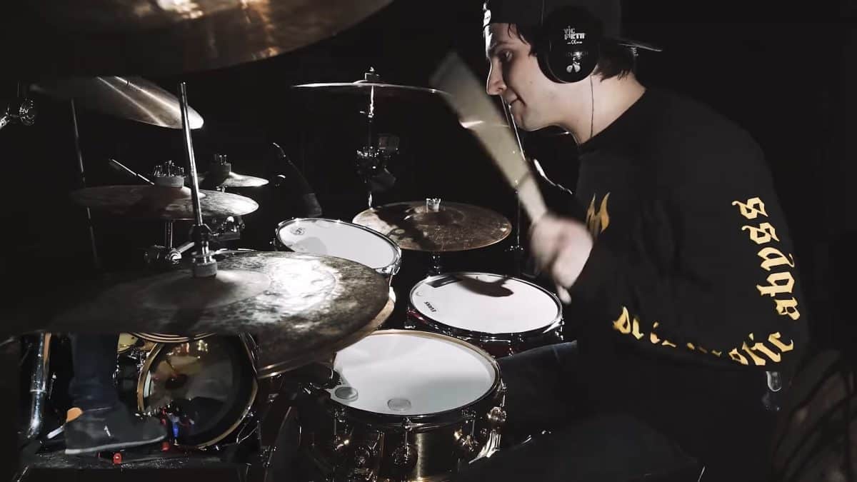 Regardez le batteur de Shadow Of Intent jouer du Metal bien technique !