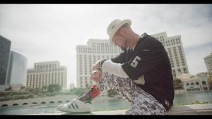 Five Finger Death Punch sort un clip vidéo pour A Little Bit Off