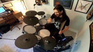 Regardez le batteur de Slipknot jouer sur une chanson de Youth Code !