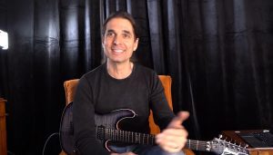 Quel guitariste de Megadeth est le meilleur : Kiko Loureiro ou Marty Friedman ? Kiko répond