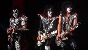 Regardez le feu d’artifice de Kiss lors de son concert du Nouvel An !