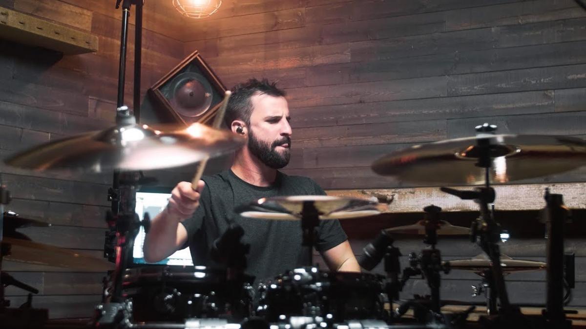 Regardez le batteur de August Burns Red tout déchirer derrière son kit !