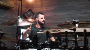 Regardez le batteur de August Burns Red tout déchirer derrière son kit !