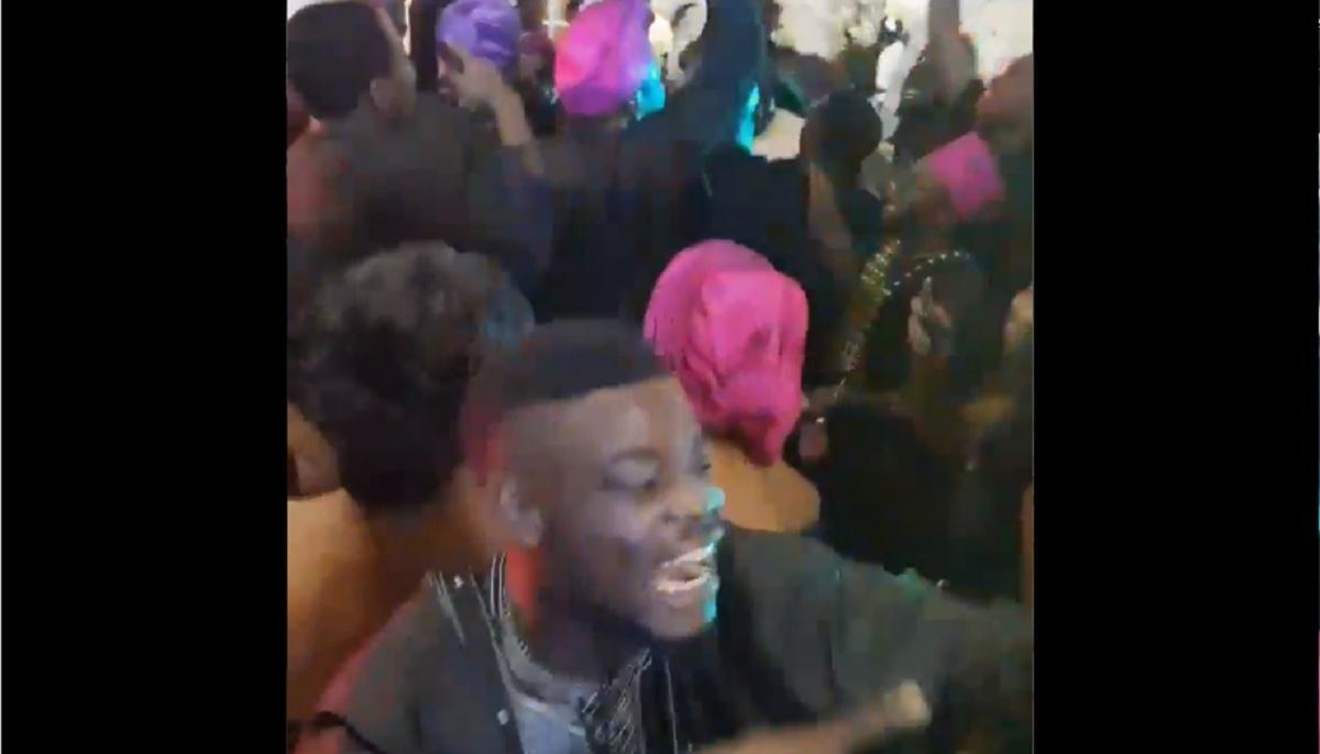 Ce mariage nigérian devient fou en écoutant System Of A Down et Asking Alexandria