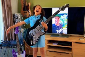 Regardez Tom Morello de Rage Against The Machine offrir une guitare à une jeune fan de 10 ans