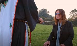 Regardez Ozzy Osbourne se faire adouber avec l&rsquo;aide du « Roi Arthur »