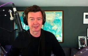 Regardez Rick Astley faire une reprise acoustique de Everlong de Foo Fighters