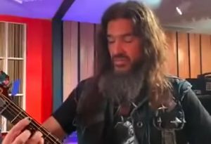 Écoutez Robb Flynn de Machine Head jouer des reprises acoustiques de Slipknot, Pearl Jam, Deftones et Staind