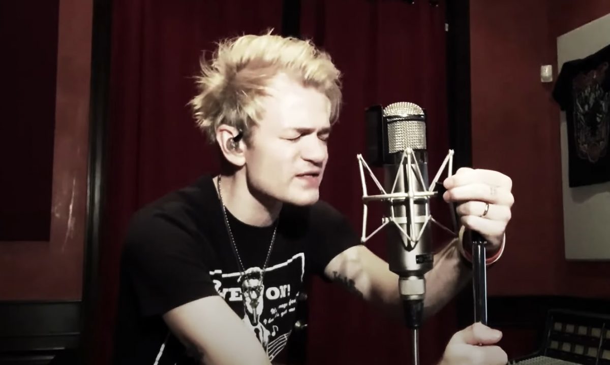 Écoutez le frontman de Sum 41 jouer Blood In My Eyes en studio